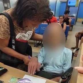 Mulher leva morto em cadeira de rodas para sacar empréstimo de R$ 17 mil e pede a ele: 'Assina' 