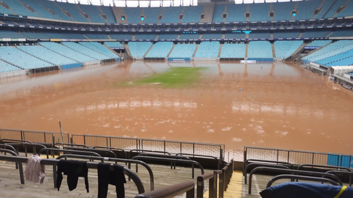 Gramado da Arena do Grêmio é tomado por enchente no RS