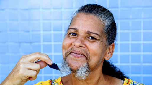 Mulher assume condição genética e deixa barba crescer: 'Precisava me sentir completa'