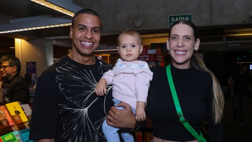 Thiago Oliveira faz aparição rara com a esposa e a filha ao prestigiar Rita Batista