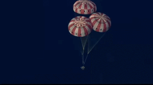 Artemis II abre os paraquedas e pousa no mar; veja o vídeo