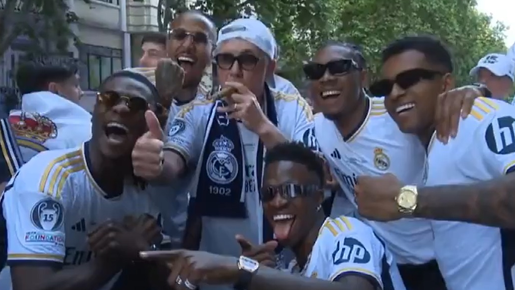 Ancelotti recria foto viral com brasileiros na festa do Real Madrid pela Champions