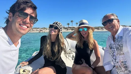 Galvão e Kaká aproveitam passeio de lancha com as esposas em Ibiza