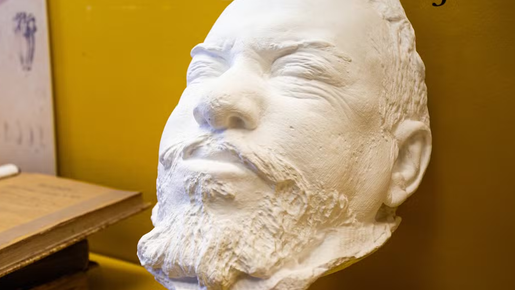 Máscara mortuária de Machado de Assis e crânio de 11,5 mil anos estão entre relíquias de acervo