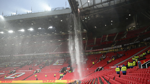 Chuva provoca cascata e alagamentos em Old Trafford, estádio do Manchester United