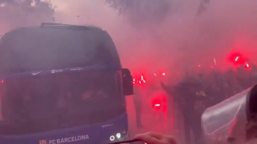 Torcedores se confundem e jogam objetos no ônibus do Barcelona; veja vídeo
