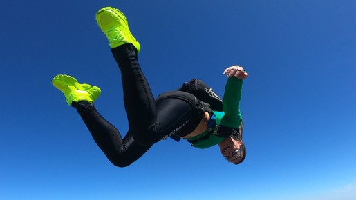 'A maternidade é a maior adrenalina', diz única mulher do mundo a pular de avião sem paraquedas
