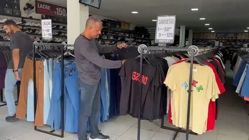 RJ: polícia localiza 'megadepósito' de roupas falsificadas