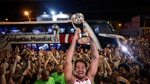 Franca festeja título da Copa Intercontinental com torcida pelas ruas da cidade
