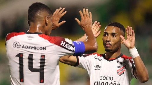 Athletico faz o quarto gol em cima da Chapecoense; siga os lances da partida