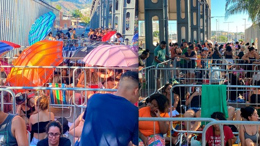 Fãs estão há mais de 17h em fila por ingresso de Bruno Mars no Rio: 'Caos'