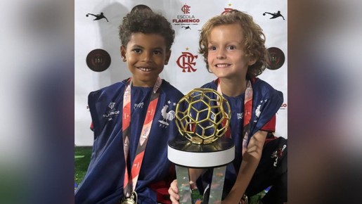 Filhos de Bruno Henrique e Filipe Luís são campeões no sub-7 do Flamengo