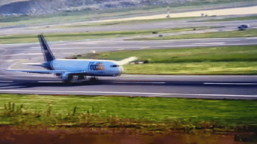 Avião arrasta fuselagem na pista após problema com trem de pouso no aeroporto de Istambul; vídeo