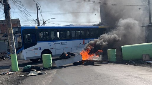 Rio tem tiroteios  e ônibus incendiados na Zona Oeste