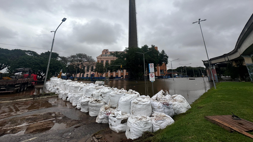 Prefeitura de Porto Alegre monta barricada com nova alta do Guaíba