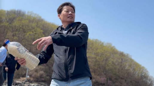 Conheça o homem que lança garrafas com arroz no mar para salvar vidas na Coreia do Norte