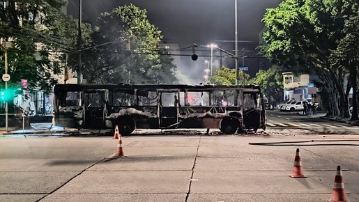Grupo bloqueia rua e incendeia ao menos dois ônibus em Porto Alegre 