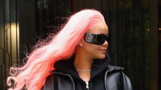 Rihanna aparece com seu novo visual rosa vibrante nas ruas de Nova York