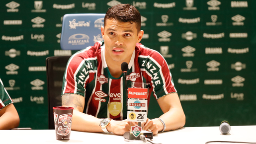 Thiago Silva veste camisa 3 do Fluminense e avisa: 'Não vim para brincadeira'