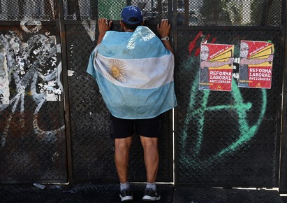 Juiz derruba jornada de 12h e mais da reforma de Milei