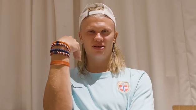 Haaland diz que Brasil é "país do futebol" e presenteia Ronaldo com camisa do City