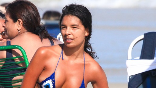 Mell Muzzillo, a Ritinha de 'Renascer', usa biquíni de crochê em dia de praia; fotos