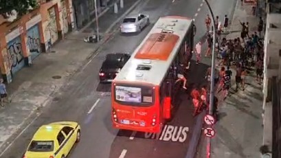 Arruaceiros descem de ônibus, promovem correria e geram pânico na Lapa, no Rio