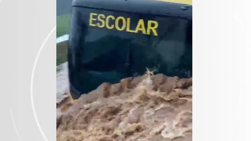 Vídeo mostra ônibus caindo em vala antes de ser 'engolido' 