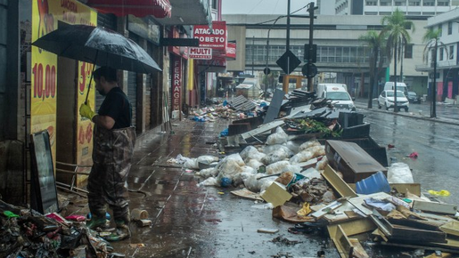 Porto Alegre vira lixão a céu aberto com animais mortos, entulho e lama