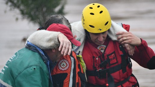 SC tem mais de 500 resgatados em telhados e árvores