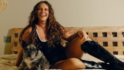 Paolla Oliveira esbanja beleza em álbum de fotos de ensaio com seus pets: 'Roubam a cena'