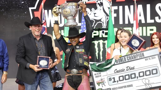 Brasileiro pisoteado por touro vence mundial de rodeio e leva prêmio de US$ 1 milhão 