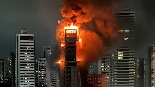 Incêndio atinge prédio em construção no Recife; moradora flagra destroços caindo