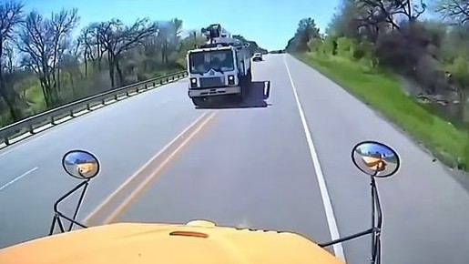 Ônibus escolar capota após colidir contra caminhão de cimento nos EUA; vídeo