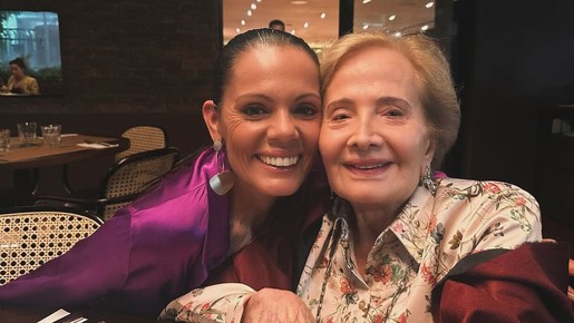 Glória Menezes posa sorridente em foto rara com a nora: 'Sorte a minha'