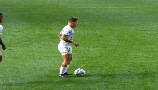 CBF avisa que vai punir jogadores que subirem na bola com os pés; entenda