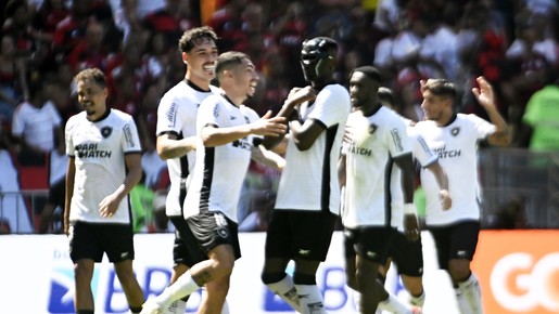 Botafogo vence o Flamengo por 2-0 no Maracanã e lidera o Brasileirão