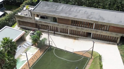 James, do São Paulo, coloca mansão de R$ 14 milhões à venda na Colômbia; vídeo