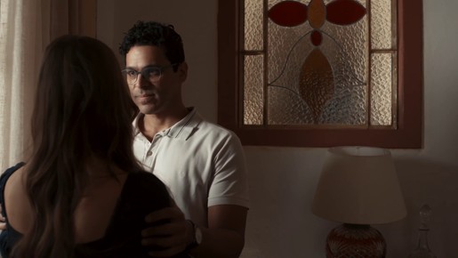 Renascer: Buba beija José Augusto pela primeira vez, e casal leva flagra