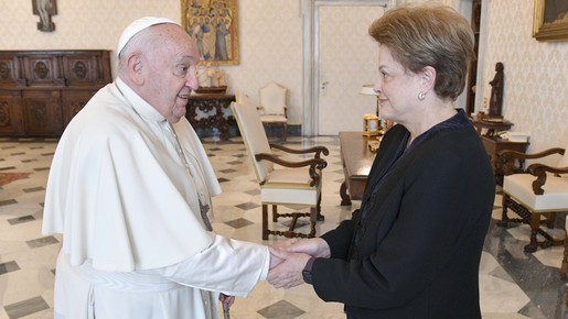 Papa Francisco recebe ex-presidente Dilma no Vaticano 