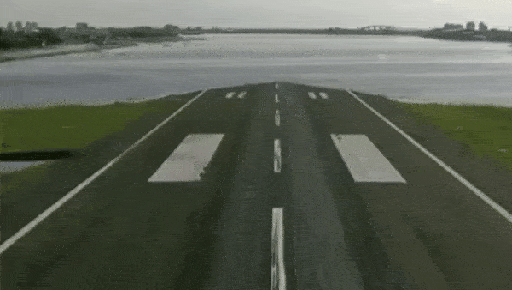 Sobrevoo mostra pista do aeroporto debaixo d'água; veja