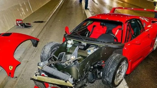 Jovem de 24 anos destrói Ferrari rara de R$ 15 milhões em acidente dentro de túnel na Alemanha