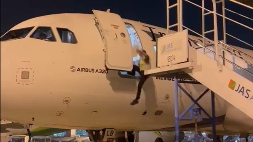 Funcionário cai de avião após escada de desembarque ser removida na Indonésia; vídeo