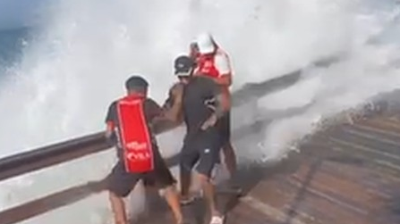 Onda gigante durante ressaca no Rio atinge turistas no mirante do Leblon; vídeo