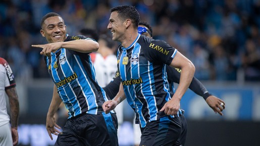 Grêmio bate Athletico-PR, deixa o Z-4 do Brasileirão e põe o arquirrival Inter
