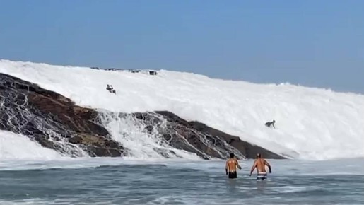 Vídeo: banhistas são arrastados por onda em pedra no RJ
