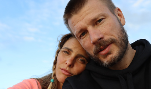 Rodrigo Hilbert e Fernanda Lima posam apaixonados em nova foto 