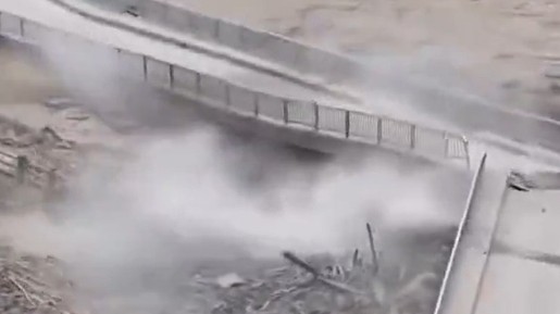 For&ccedil;a da correnteza leva ponte em meio a gritos no Nepal
