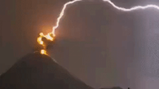 Raios atingem vulcão em erupção na Guatemala; vídeo