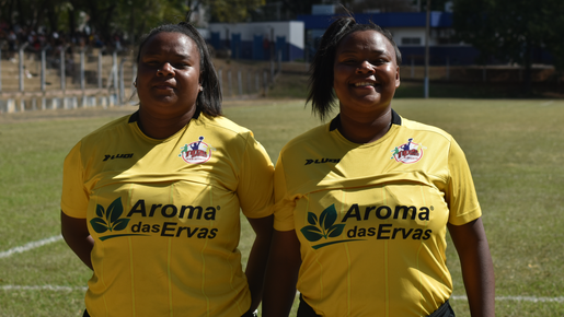 Bandeirinhas gêmeas da Taça das Favelas contam aventuras no futebol: 'Já trocamos de lugar'